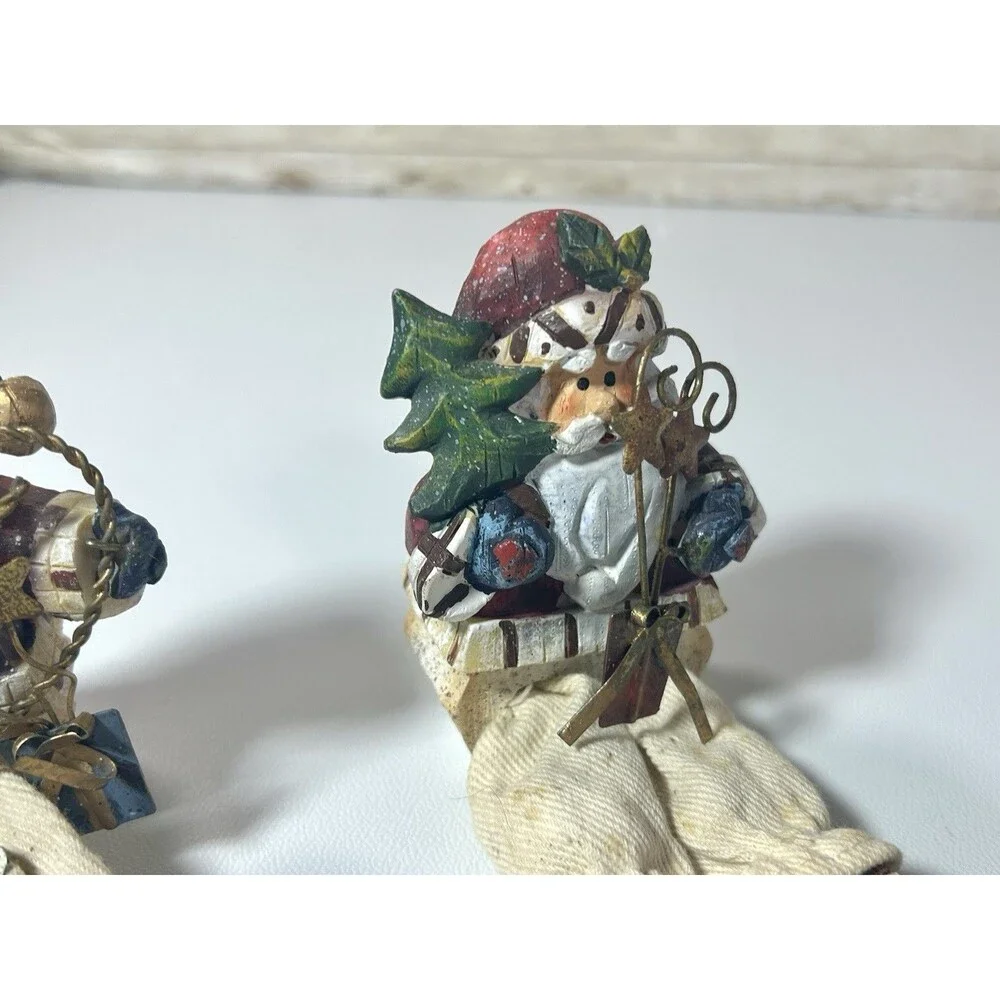 Set Rustic Sitting Wood Santa Figurines Plaid Metal Wire Folk Art Ornament Decor